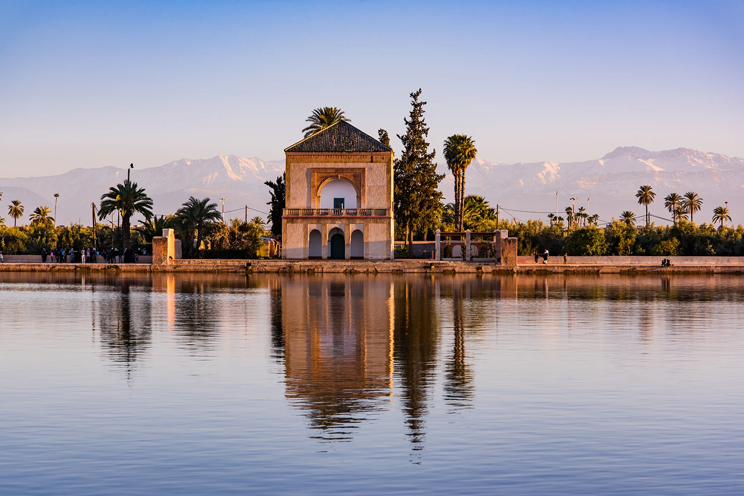 Jardines de la Menara y el Atlas en Marrakech