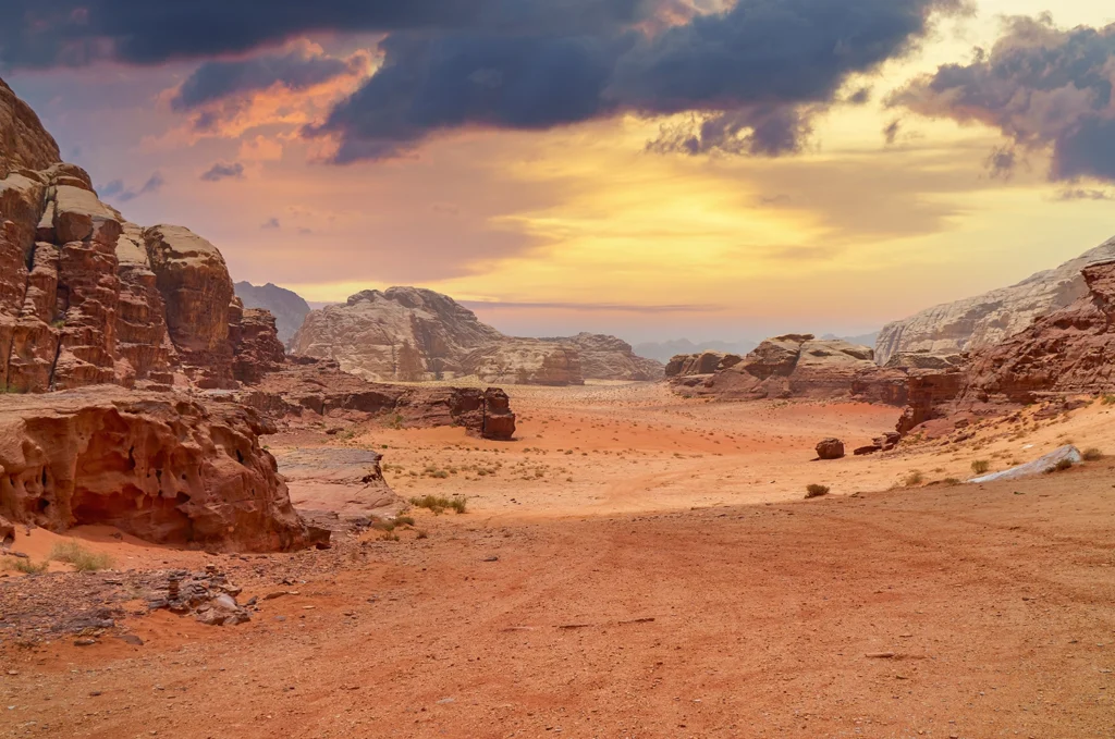 vast-desert-landscape-at-sunset-under-dramatic-clo