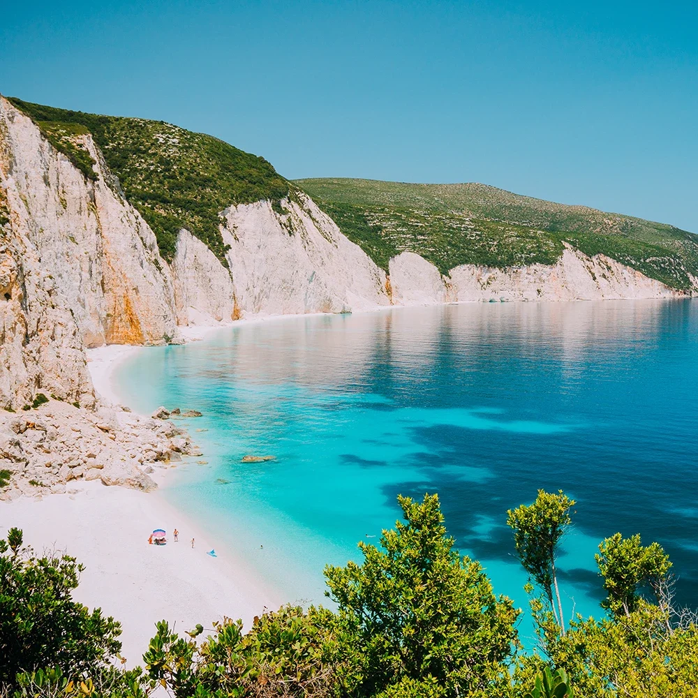 playa de Fteri con costa rocosa, Cefalonia, Grecia